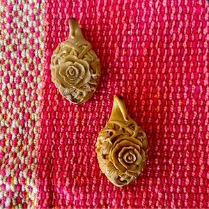 rose carved gaged earrings! sz 2